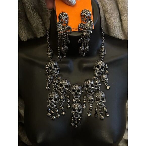 Natasha couture pave dangle black rhinestone skull collar necklace & earrings - Picture 4 of 12